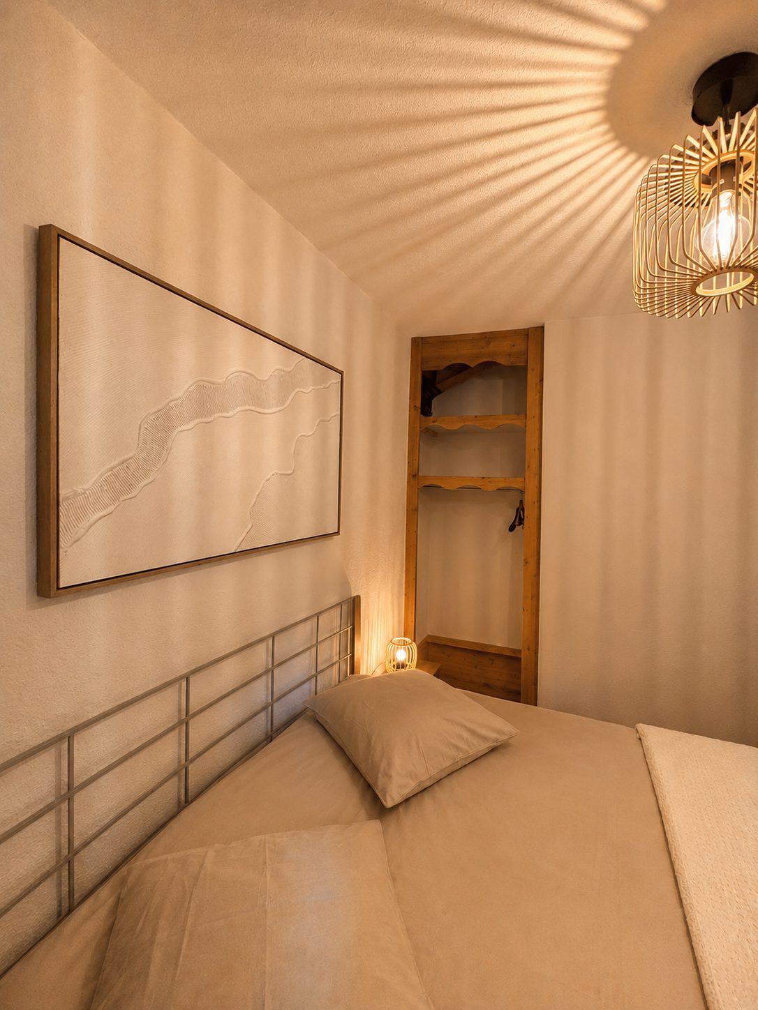 Chambre de l'appartement Le Balcon d'Orelle avec lit Queen Size