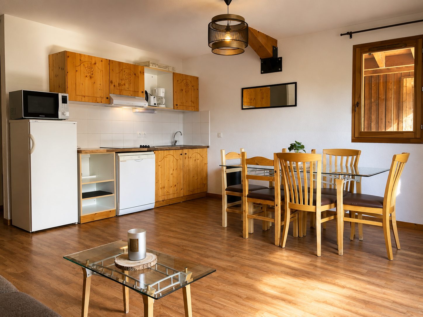 Cuisine équipée et salle à manger