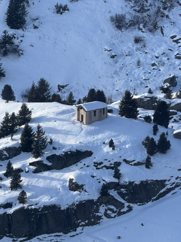 Chapelle de montagne sous la neige, secteur Orelle