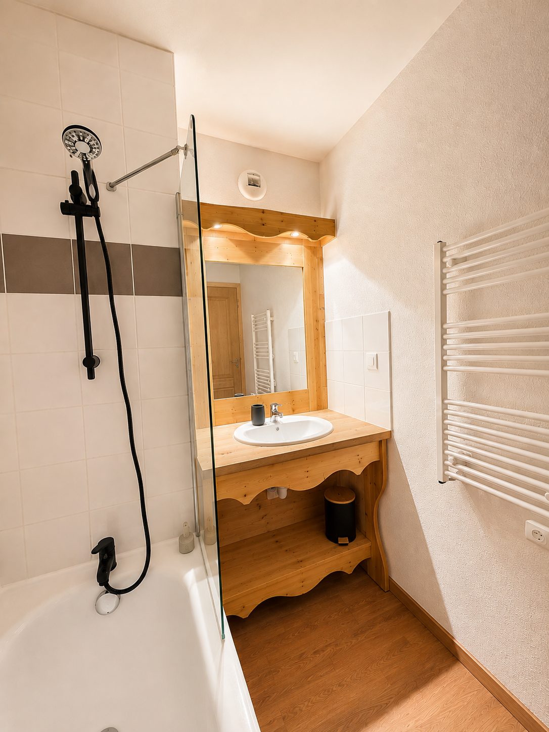 Salle de bain avec baignoire